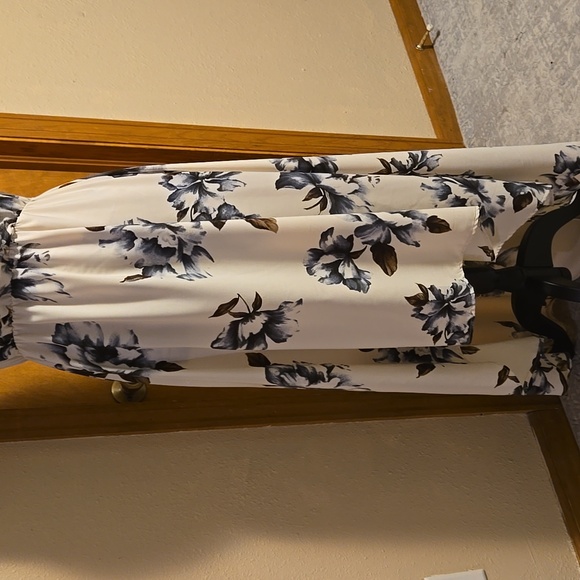 WEST KEI Floral Hi-Lo Dress in Ivory/Gray - Picture 6 of 11